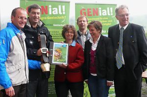 Umweltminister Dr. Markus Söder nimmt bei der Alpe Kematsried 6.500 Verbraucherunterschriften für ein gentechnikfreies Allgäu entgegen